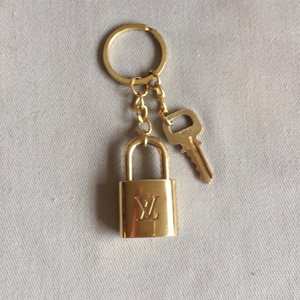 Louis Vuitton Key and Lock keychain - Picture 6 of 8